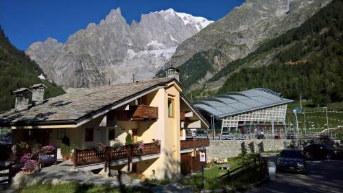 Shatush Hotel