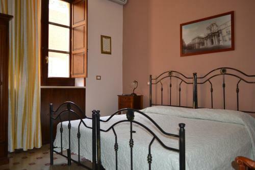 Hostal A Due Passi Dal Duomo B&B