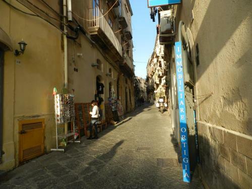 Hostal A Due Passi Dal Duomo B&B