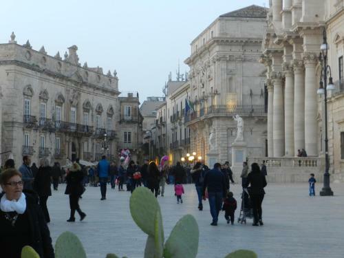 Hostal A Due Passi Dal Duomo B&B