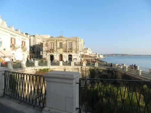 Hostal A Due Passi Dal Duomo B&B