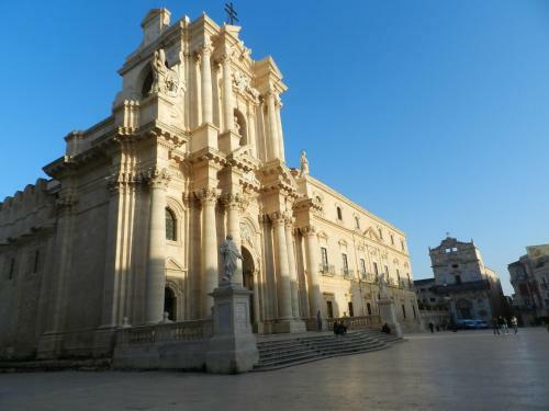 Hostal A Due Passi Dal Duomo B&B