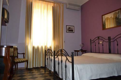 Hostal A Due Passi Dal Duomo B&B