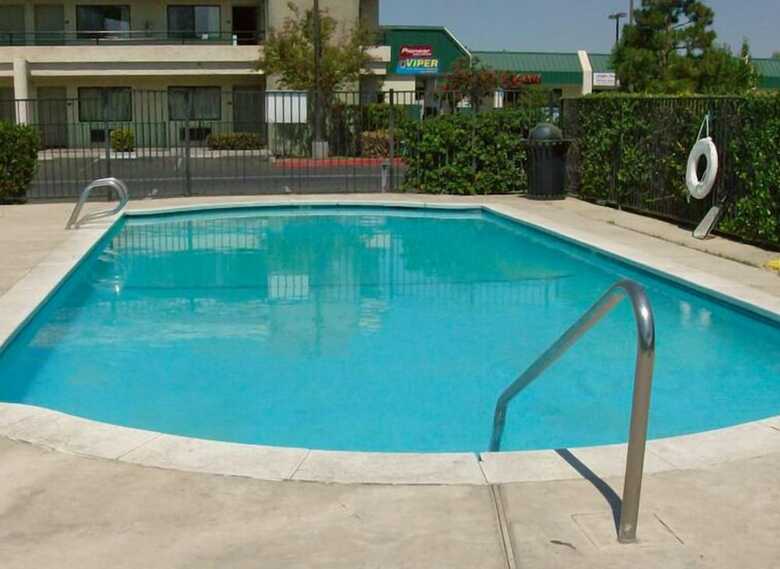 Hotel Bakersfield Inn & Suites
