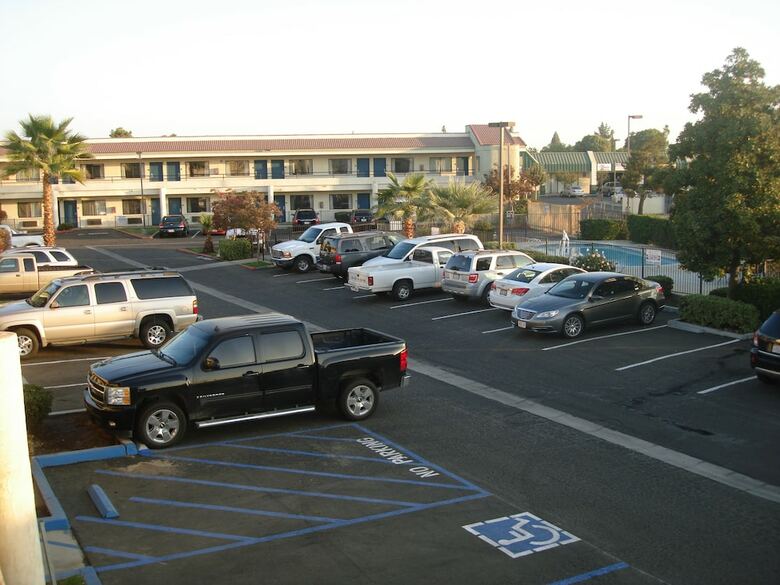 Hotel Bakersfield Inn & Suites