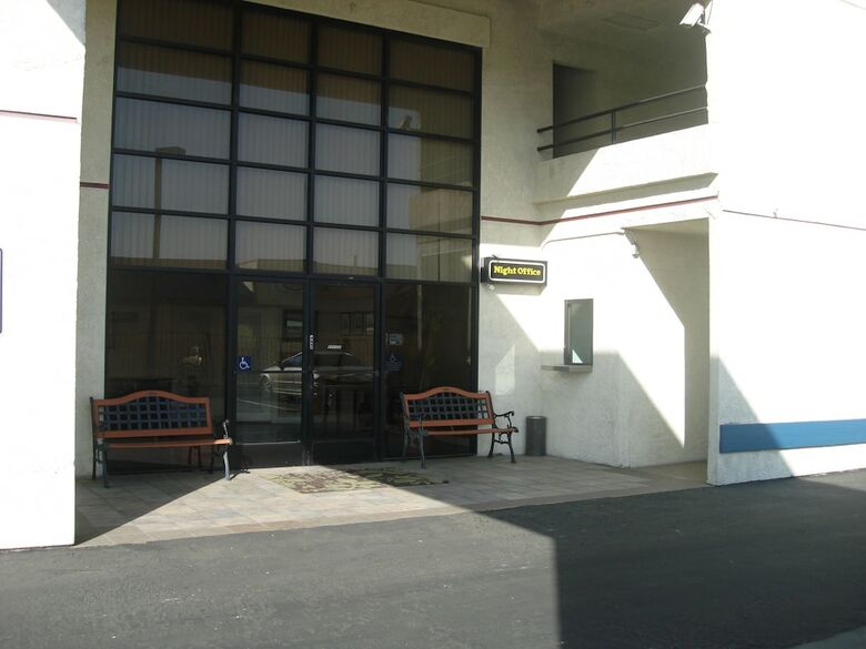 Hotel Bakersfield Inn & Suites