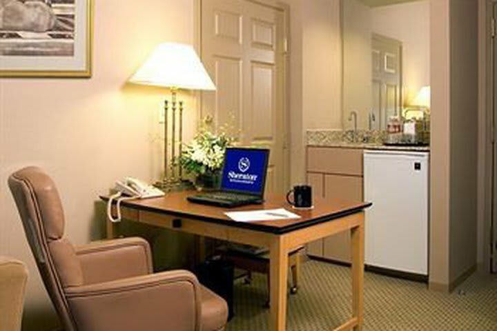 Sheraton Suites Near The Galleria Hotel