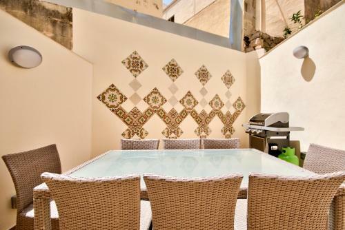 Amazing 4-bedroom Sliema Town House With Jacuzzi