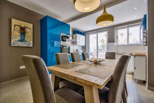 Amazing 4-bedroom Sliema Town House With Jacuzzi