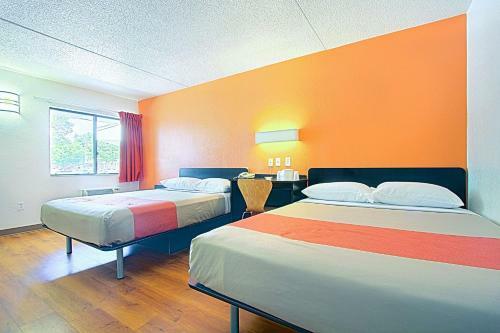 Hotel Motel 6 East Brunswick