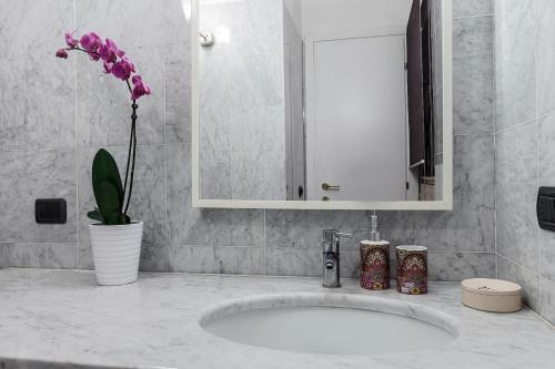 Broletto Apartment