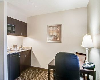 Hotel *hawthorn Suites*