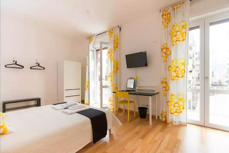 Hostal Via Colombo Holiday Rooms