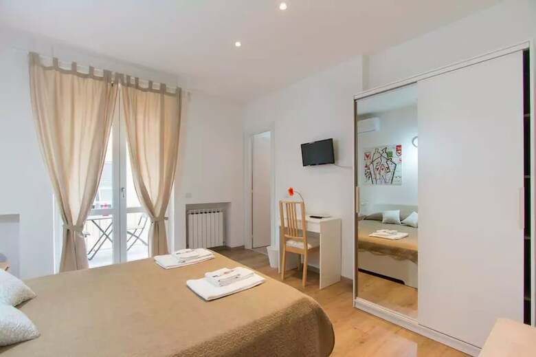 Hostal Via Colombo Holiday Rooms