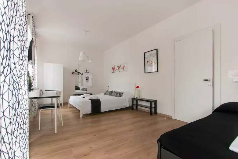 Hostal Via Colombo Holiday Rooms