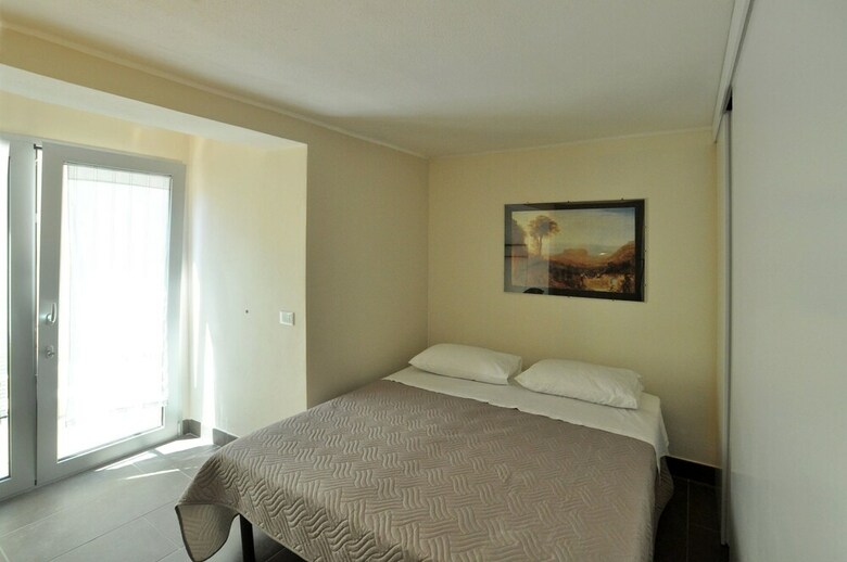 Bed & Breakfast Art House Margine Rosso