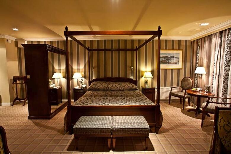 Lake Hotel
