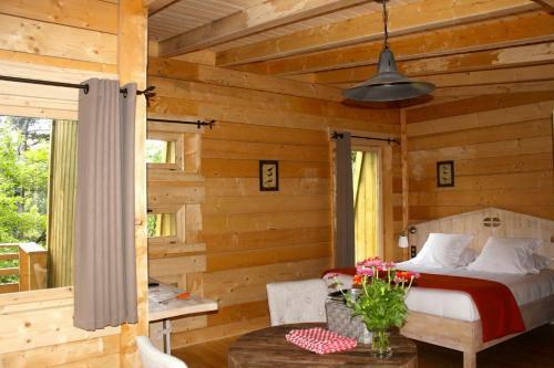 Hotel Les Cabanes Dans Les Bois