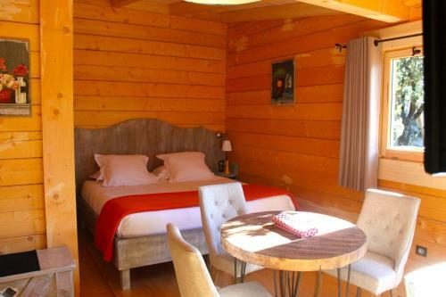 Hotel Les Cabanes Dans Les Bois