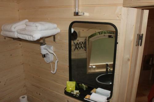 Hotel Les Cabanes Dans Les Bois