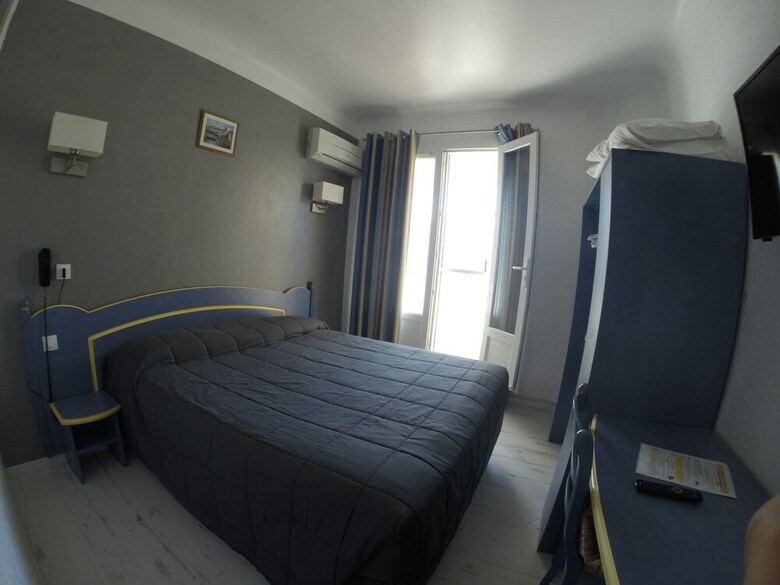 Hotel Les Palmiers En Camargue