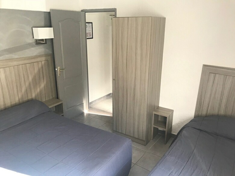 Hotel Les Palmiers En Camargue