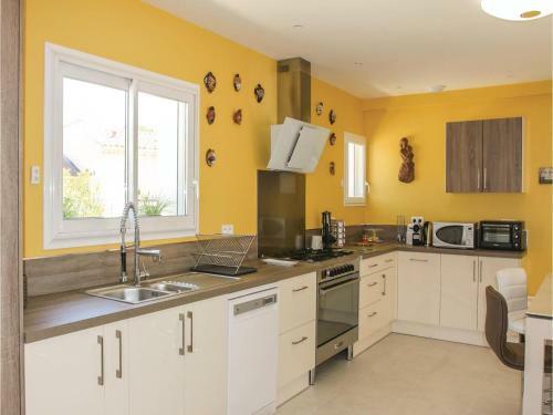 Three-bedroom Holiday Home In Mazan