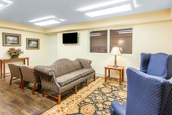 Hotel Patrick Henry Inn And Suites