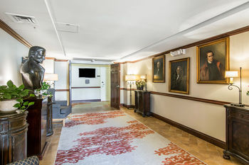 Hotel Patrick Henry Inn And Suites