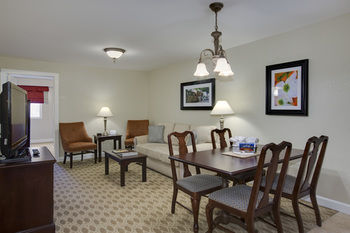 Hotel Patrick Henry Inn And Suites