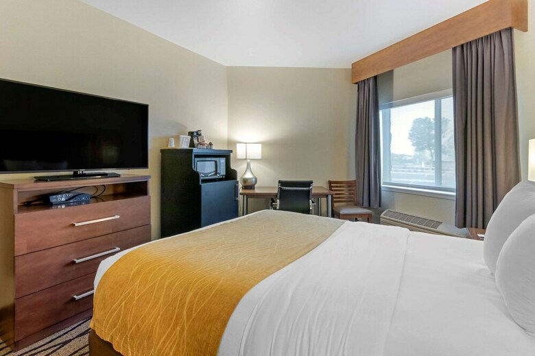 Holiday Inn Express Hotel & Suites