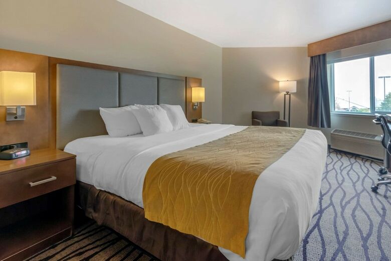 Holiday Inn Express Hotel & Suites