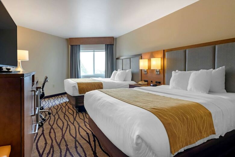 Holiday Inn Express Hotel & Suites