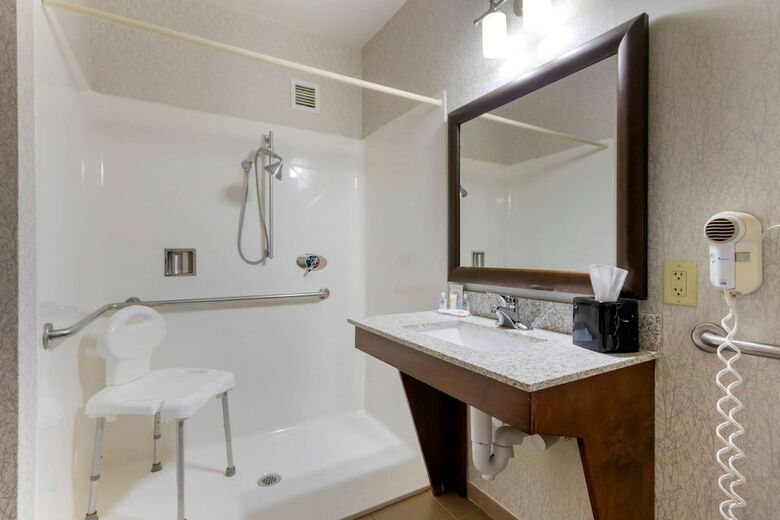 Holiday Inn Express Hotel & Suites