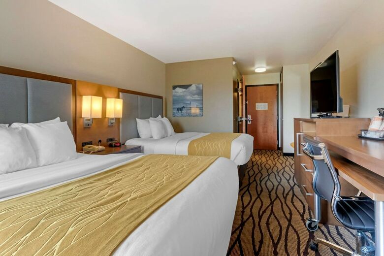 Holiday Inn Express Hotel & Suites
