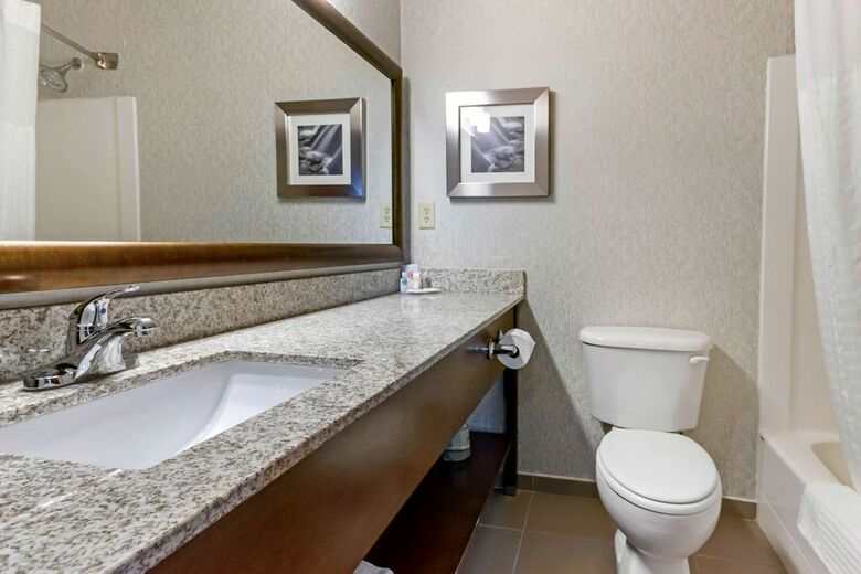 Holiday Inn Express Hotel & Suites