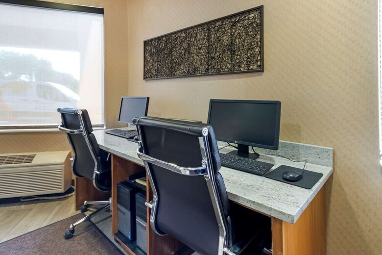 Holiday Inn Express Hotel & Suites