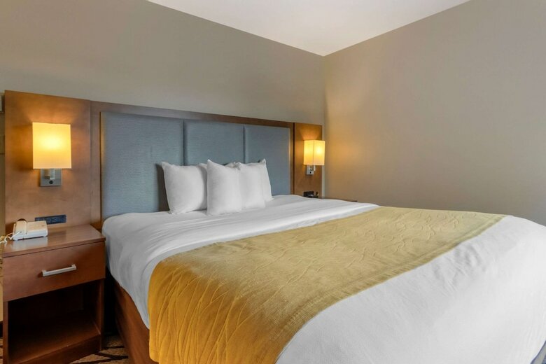 Holiday Inn Express Hotel & Suites