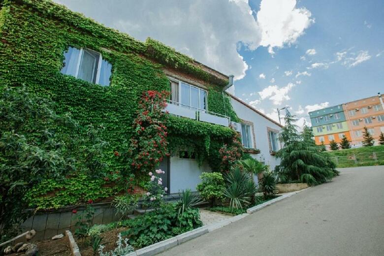 Hostal Neli & Zaal Guest House