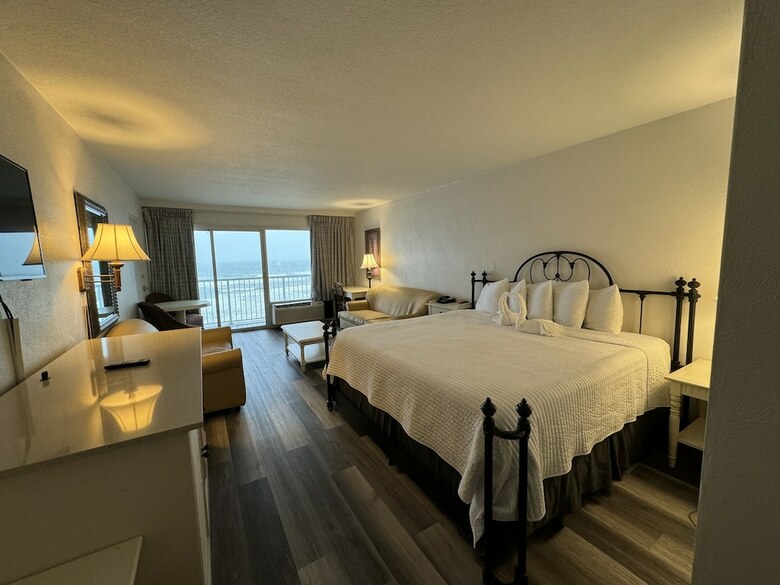 *emerald Shores Hotel*