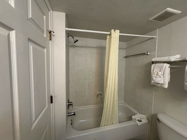 *emerald Shores Hotel*
