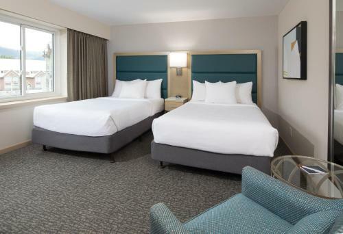 Hotel The Crystal Lodge And Suites