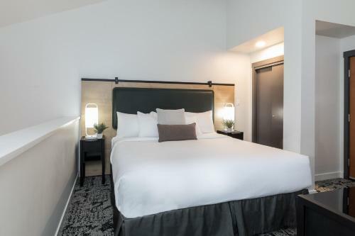 Hotel The Crystal Lodge And Suites