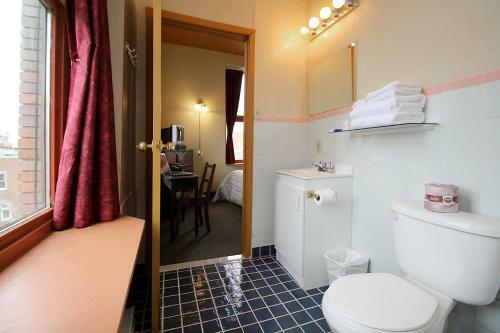 Hotel Champ De Mars Montreal