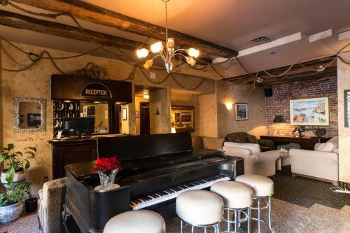 Hotel Champ De Mars Montreal