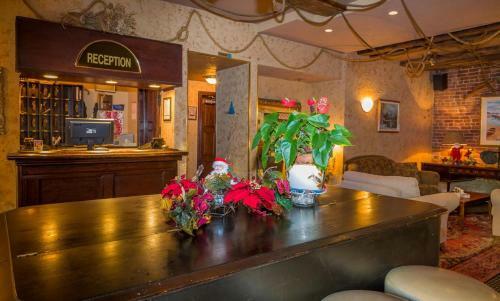 Hotel Champ De Mars Montreal