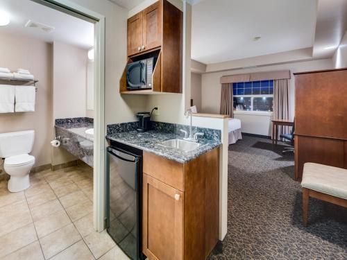 Hotel Heritage Inn & Suites - Brooks