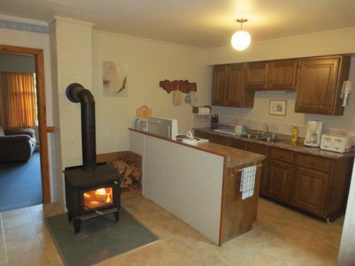Port Renfrew Country Cottage