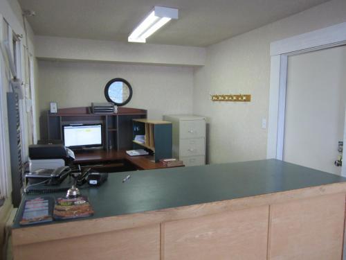 Motel Hide-away Inn