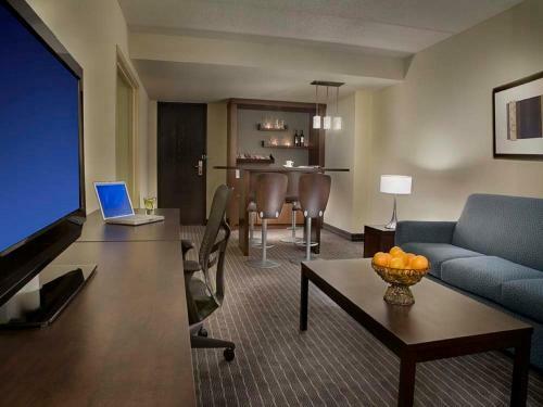 Hotel Edward Village North York